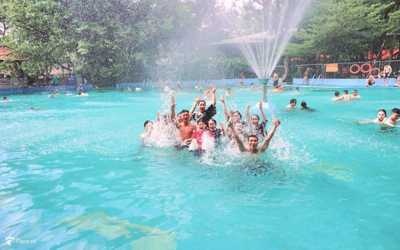 Khu vực hồ bơi rộng rãi tại Khu Du Lịch Thủy Châu, nhiều du khách đang bơi lội và vui chơi